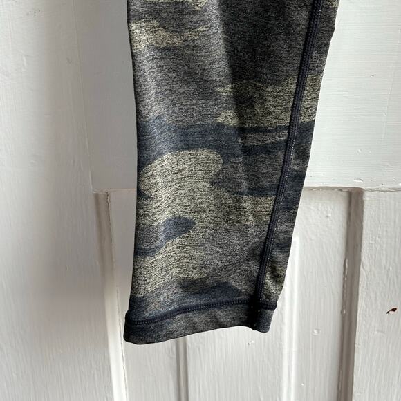 Aritzia TNA Camo Leggings - Picture 5 of 7